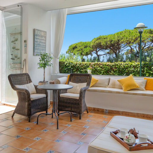 Apartamento en primera línea de playa con jardín en Los Monteros, Marbella Este
