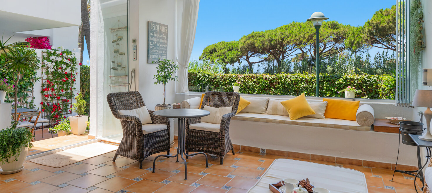 Apartamento en primera línea de playa con jardín en Los Monteros, Marbella Este
