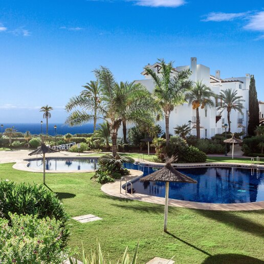 Apartamento en primera línea de playa con jardín en Los Monteros, Marbella Este