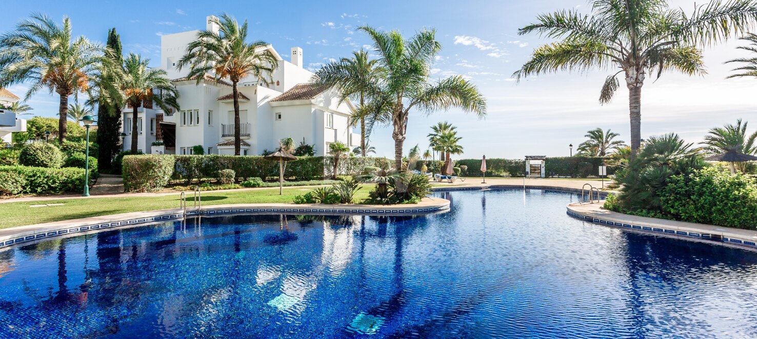 Apartamento en primera línea de playa con jardín en Los Monteros, Marbella Este