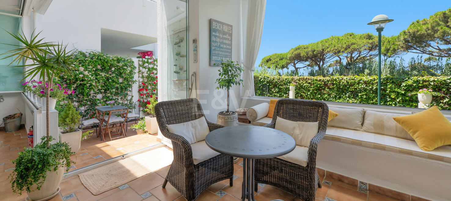 Apartamento en primera línea de playa con jardín en Los Monteros, Marbella Este