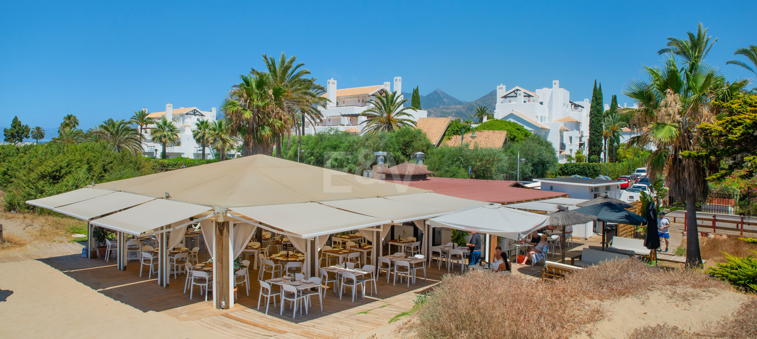 Apartamento en primera línea de playa con jardín en Los Monteros, Marbella Este