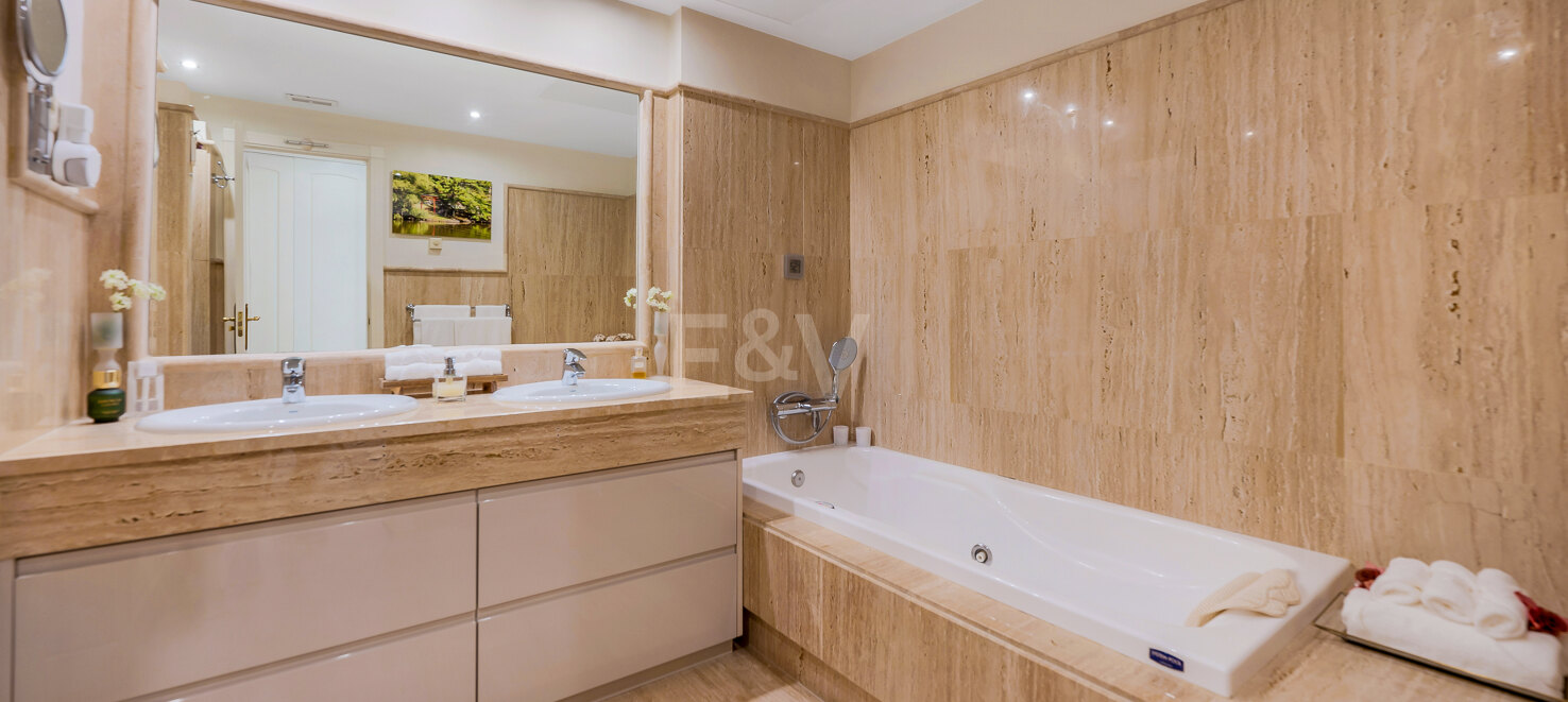 Apartamento en primera línea de playa con jardín en Los Monteros, Marbella Este