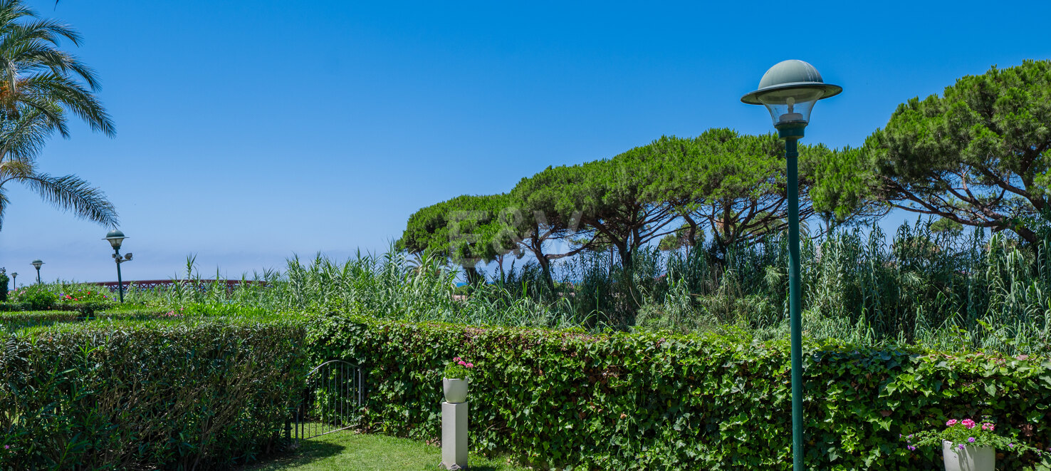 Apartamento en primera línea de playa con jardín en Los Monteros, Marbella Este