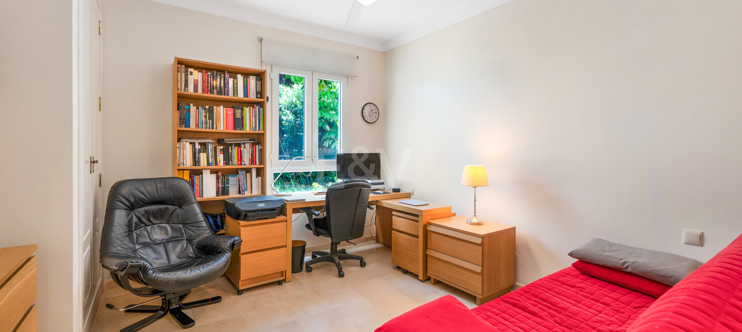 Apartamento en primera línea de playa con jardín en Los Monteros, Marbella Este