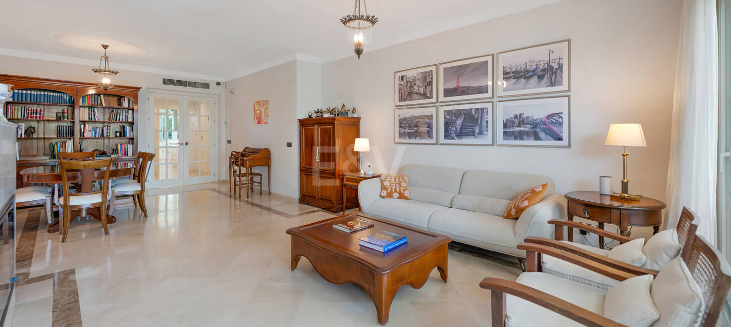 Apartment in erster Strandlinie mit Garten in Los Monteros, Marbella Ost