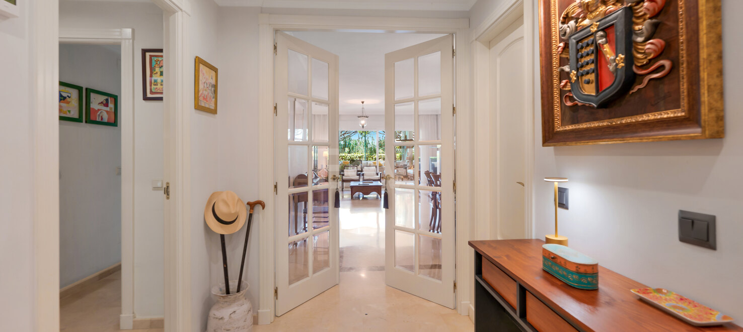 Apartamento en primera línea de playa con jardín en Los Monteros, Marbella Este