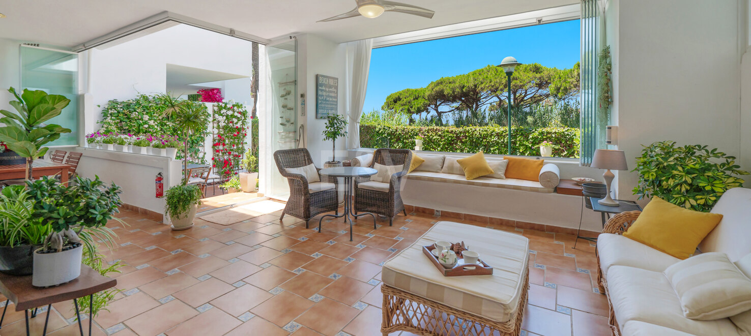 Apartamento en primera línea de playa con jardín en Los Monteros, Marbella Este