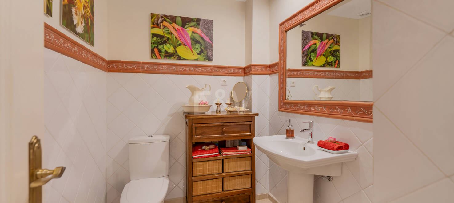 Apartment in erster Strandlinie mit Garten in Los Monteros, Marbella Ost