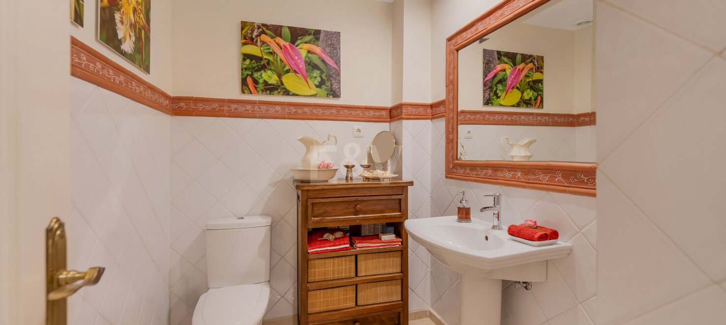 Apartamento en primera línea de playa con jardín en Los Monteros, Marbella Este