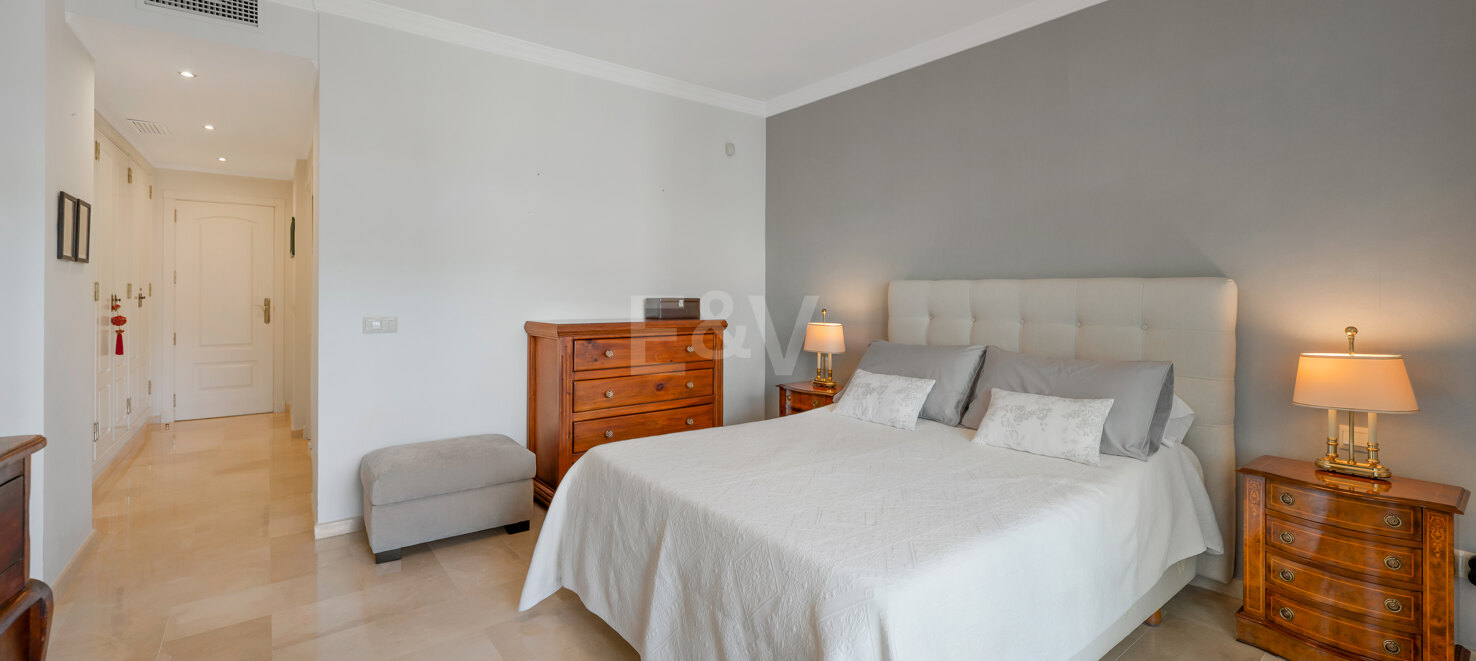 Apartamento en primera línea de playa con jardín en Los Monteros, Marbella Este