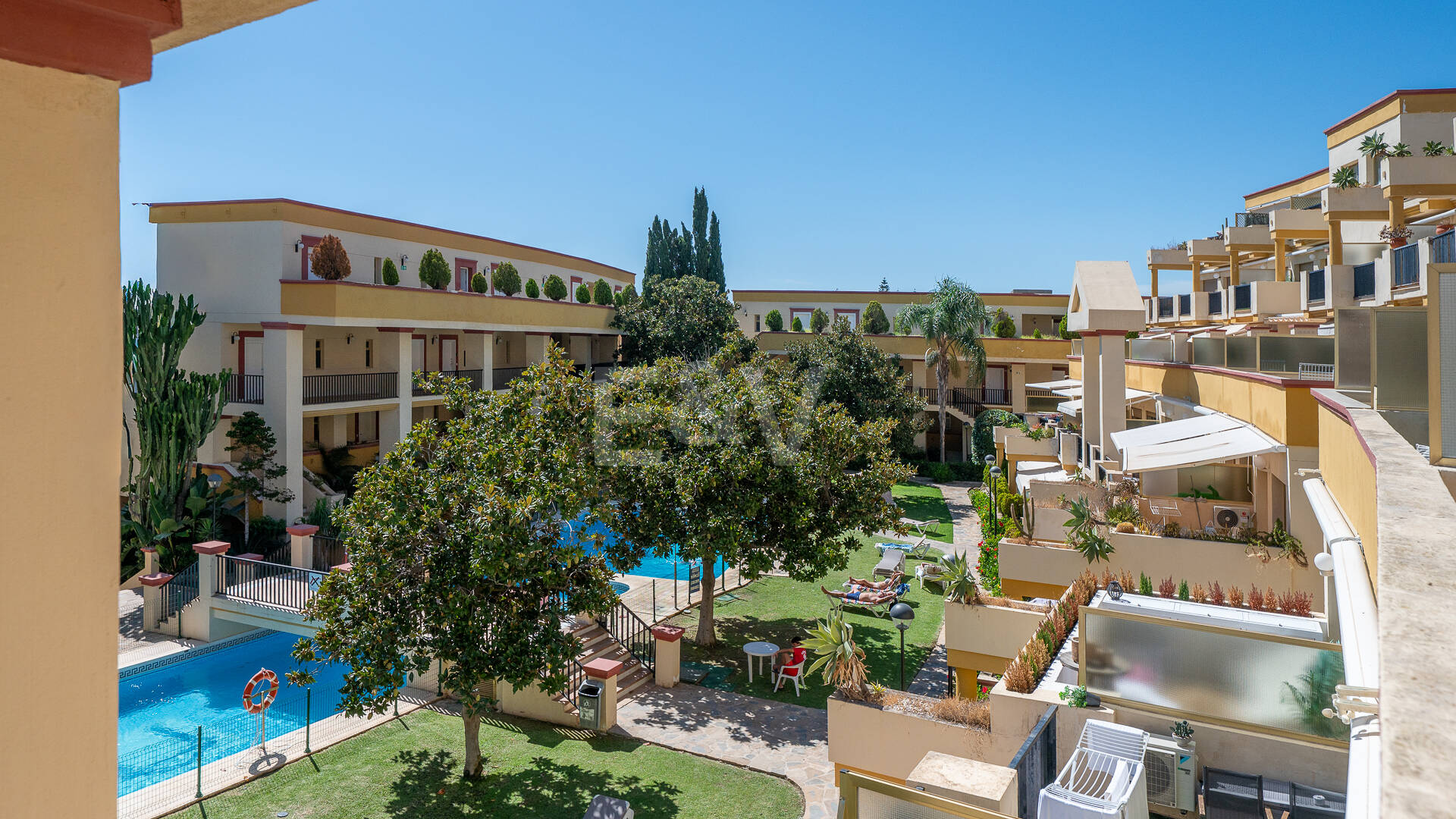 Apartamento con vista al mar, amplia terraza y comodidades estilo resort