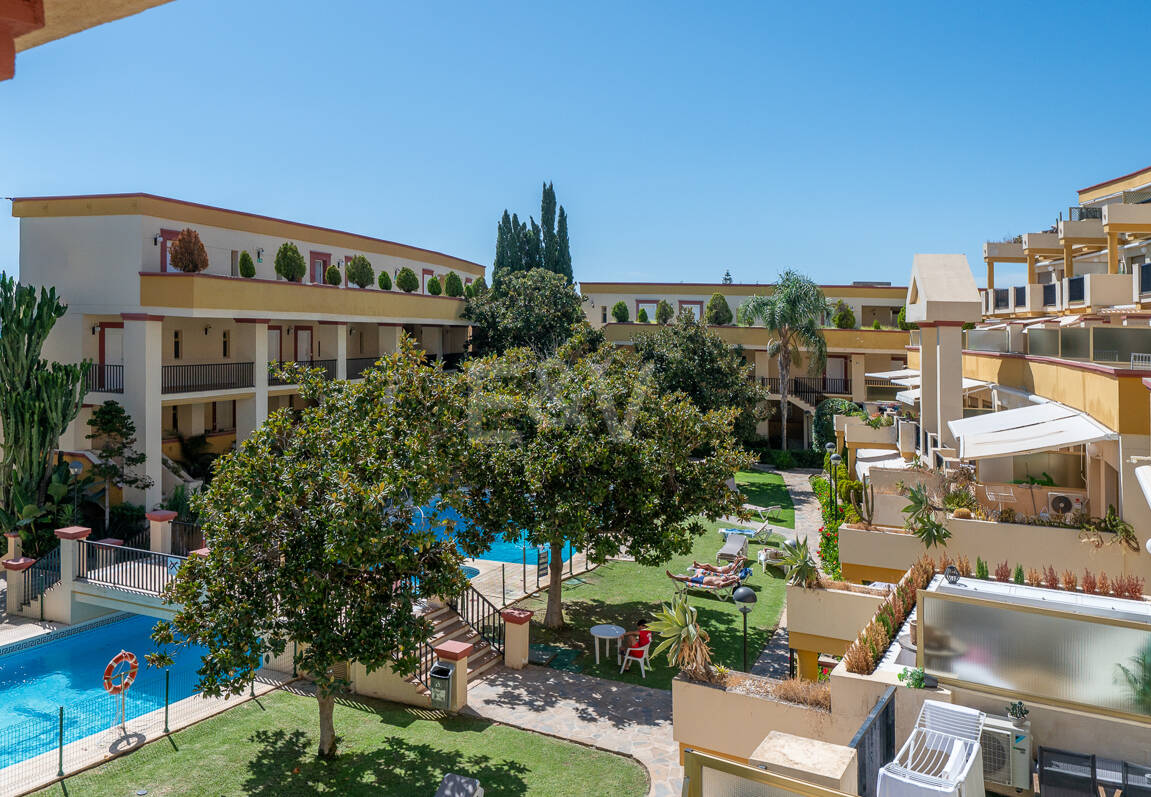 Apartamento con vista al mar, amplia terraza y comodidades estilo resort