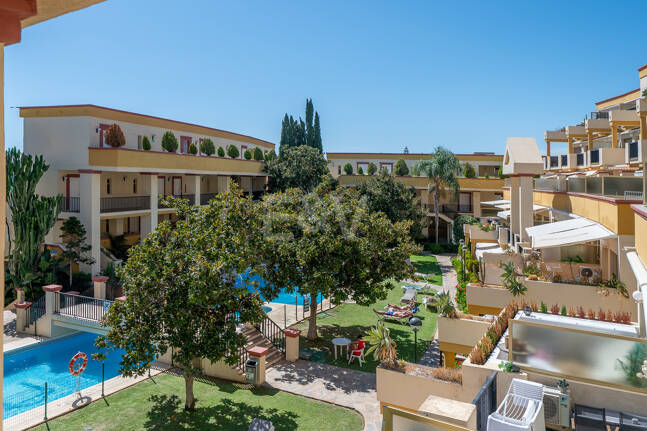 Apartamento con vista al mar, amplia terraza y comodidades estilo resort