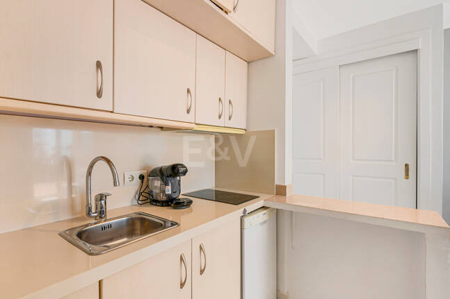 Apartamento con vista al mar, amplia terraza y comodidades estilo resort