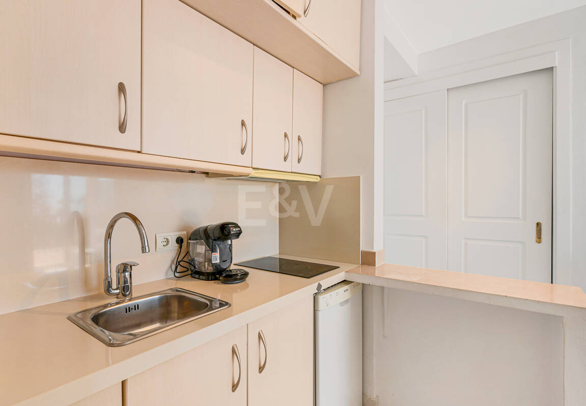 Apartamento con vista al mar, amplia terraza y comodidades estilo resort