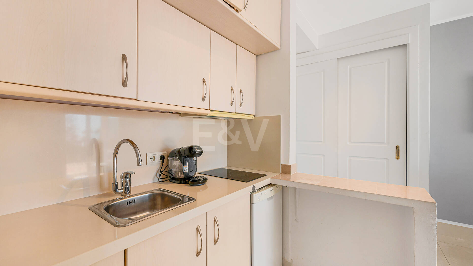 Apartamento con vista al mar, amplia terraza y comodidades estilo resort