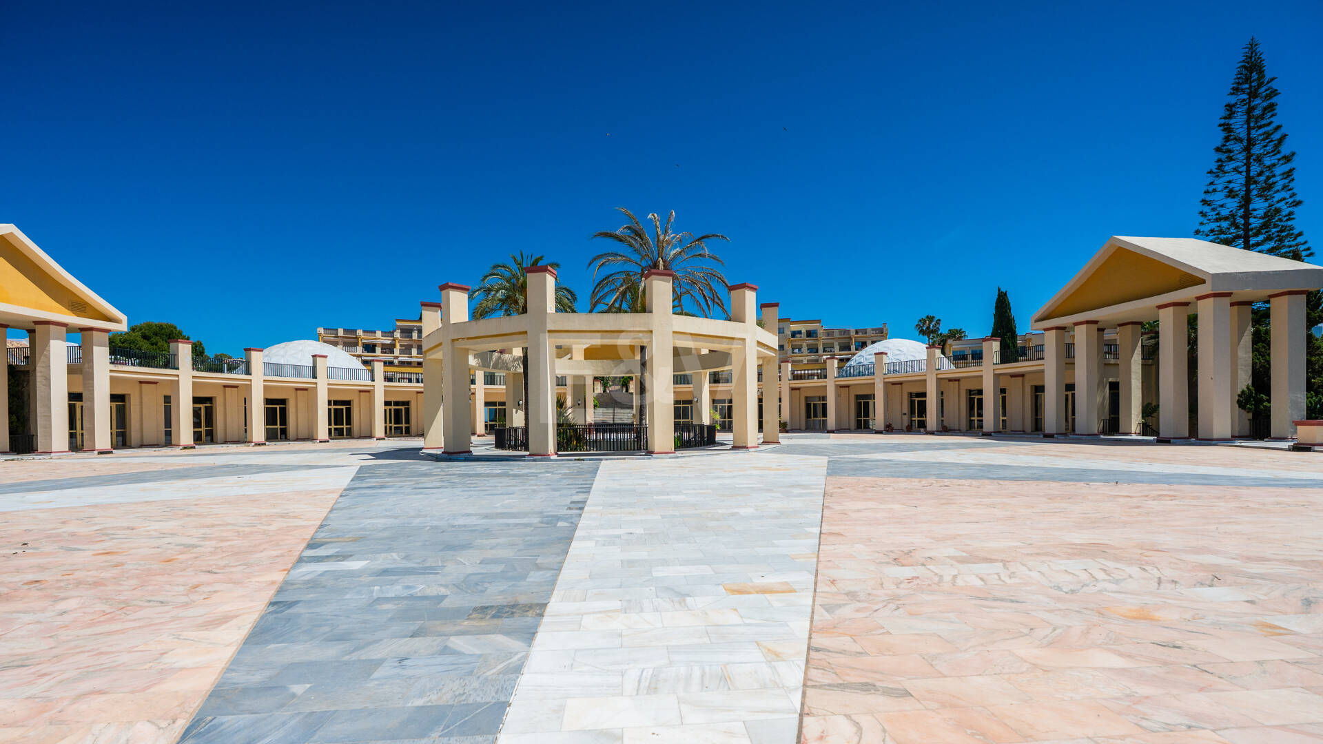 Apartamento con vista al mar, amplia terraza y comodidades estilo resort