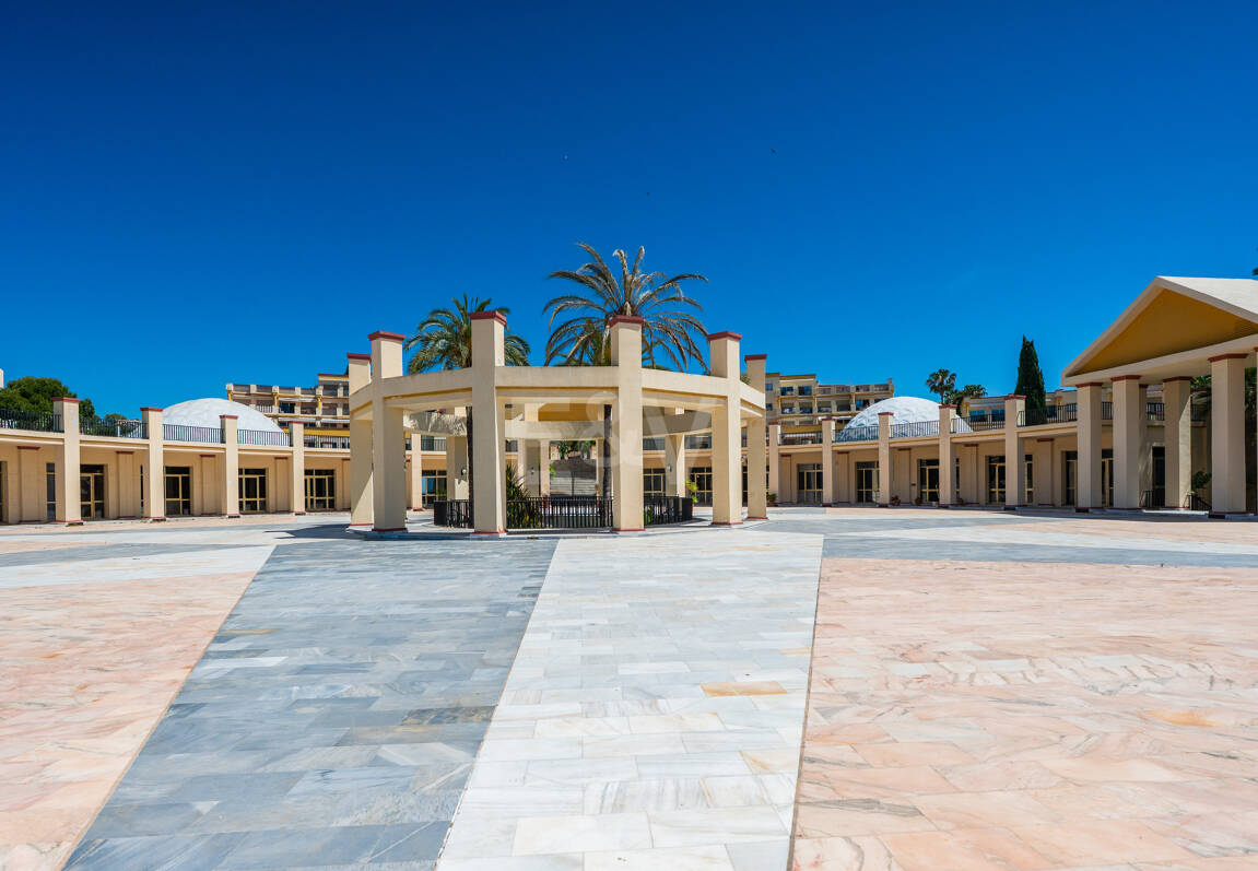 Apartamento con vista al mar, amplia terraza y comodidades estilo resort