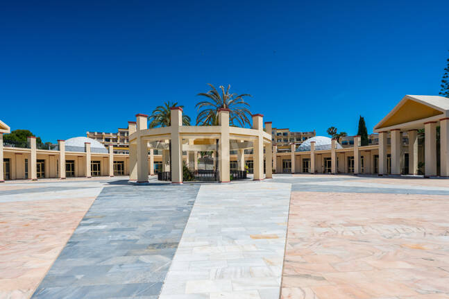 Apartamento con vista al mar, amplia terraza y comodidades estilo resort