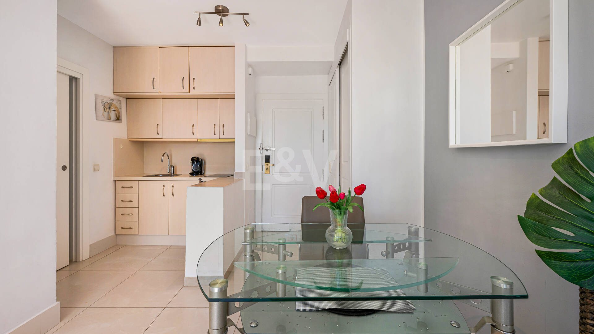 Apartamento con vista al mar, amplia terraza y comodidades estilo resort