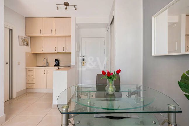 Apartamento con vista al mar, amplia terraza y comodidades estilo resort