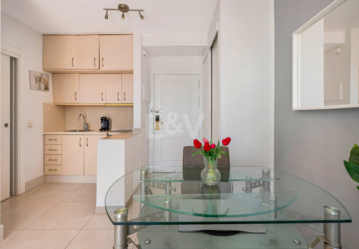 Apartamento con vista al mar, amplia terraza y comodidades estilo resort