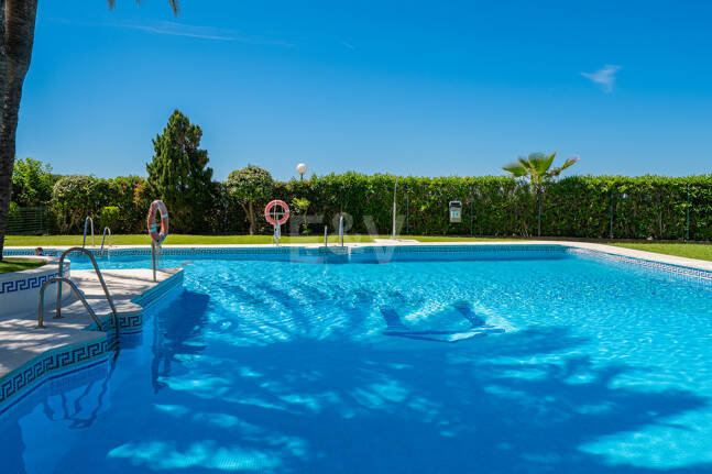 Apartamento con vista al mar, amplia terraza y comodidades estilo resort