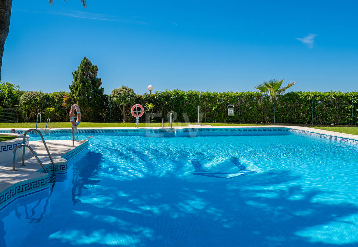 Apartamento con vista al mar, amplia terraza y comodidades estilo resort