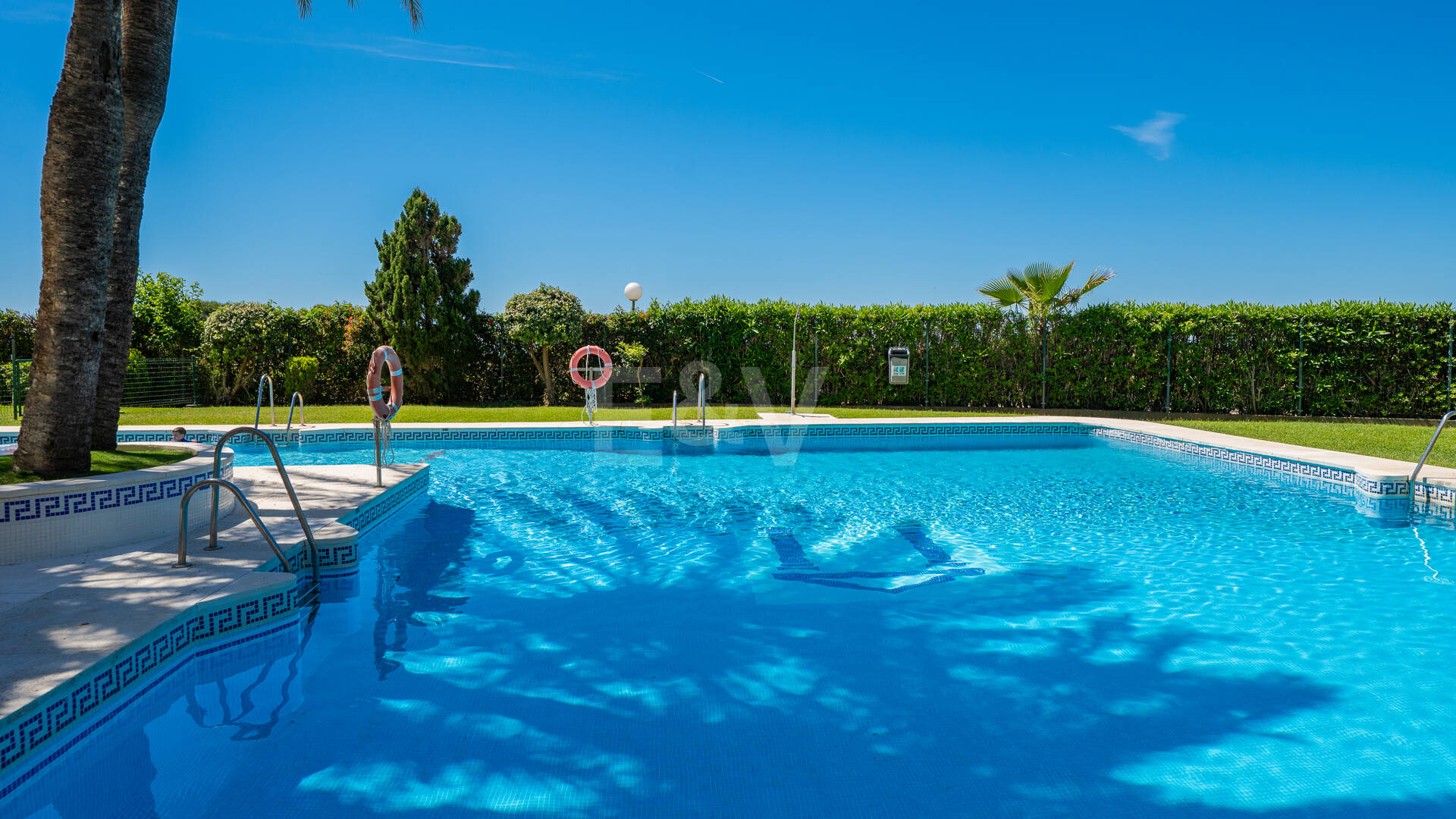 Apartamento con vista al mar, amplia terraza y comodidades estilo resort