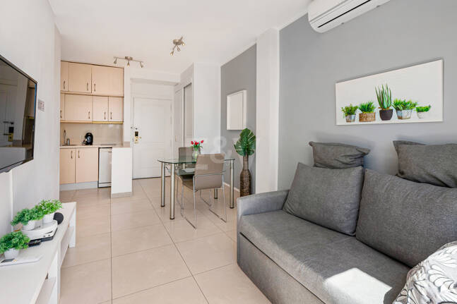 Apartamento con vista al mar, amplia terraza y comodidades estilo resort