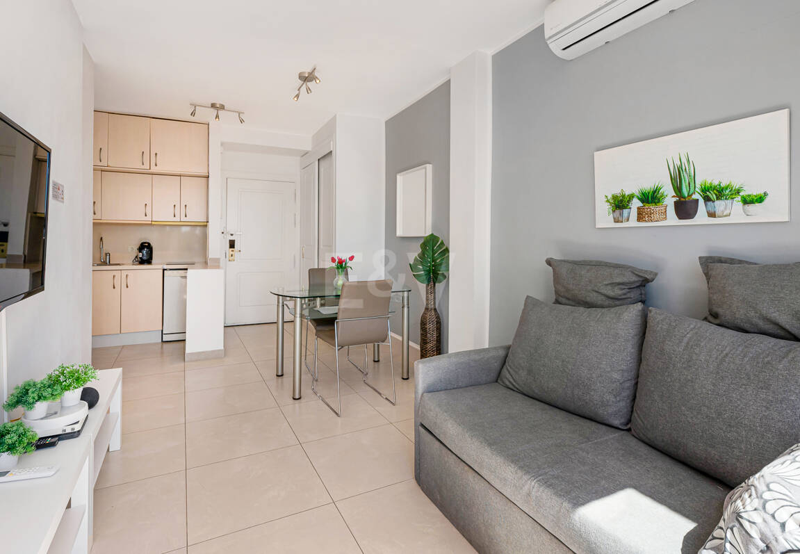 Apartamento con vista al mar, amplia terraza y comodidades estilo resort