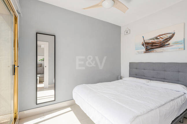 Apartamento con vista al mar, amplia terraza y comodidades estilo resort