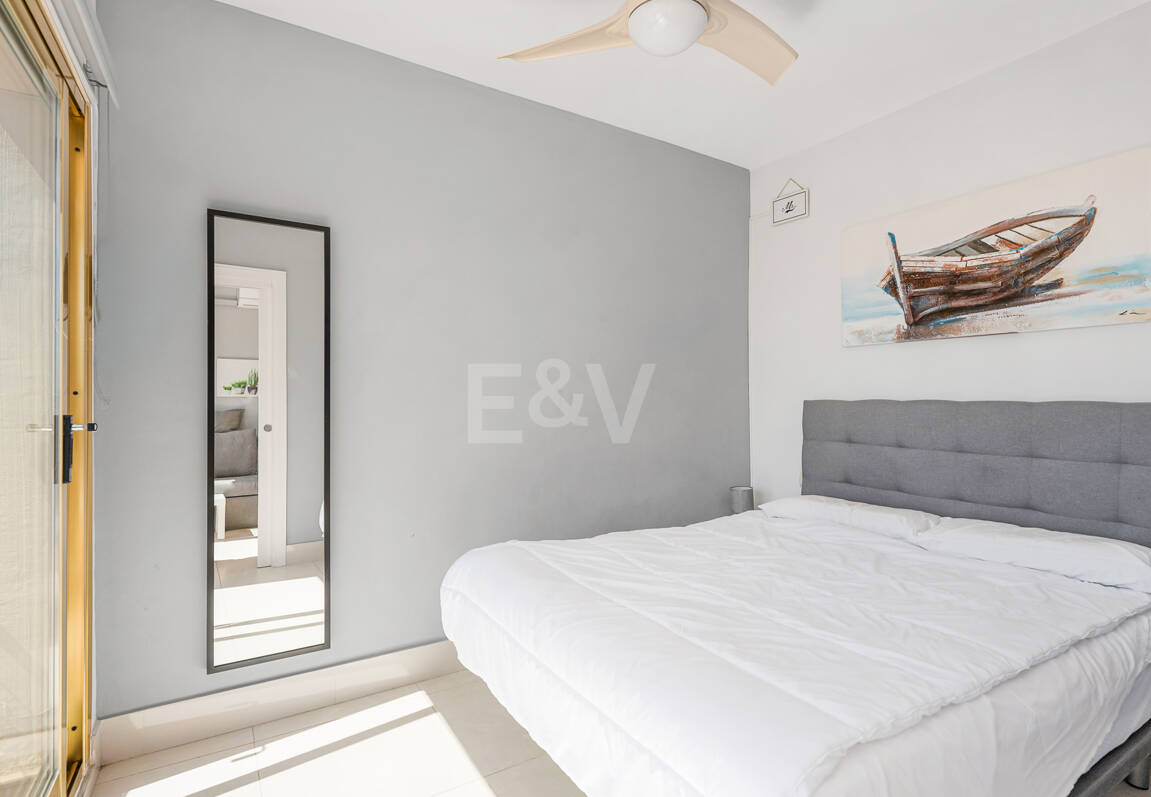 Apartamento con vista al mar, amplia terraza y comodidades estilo resort