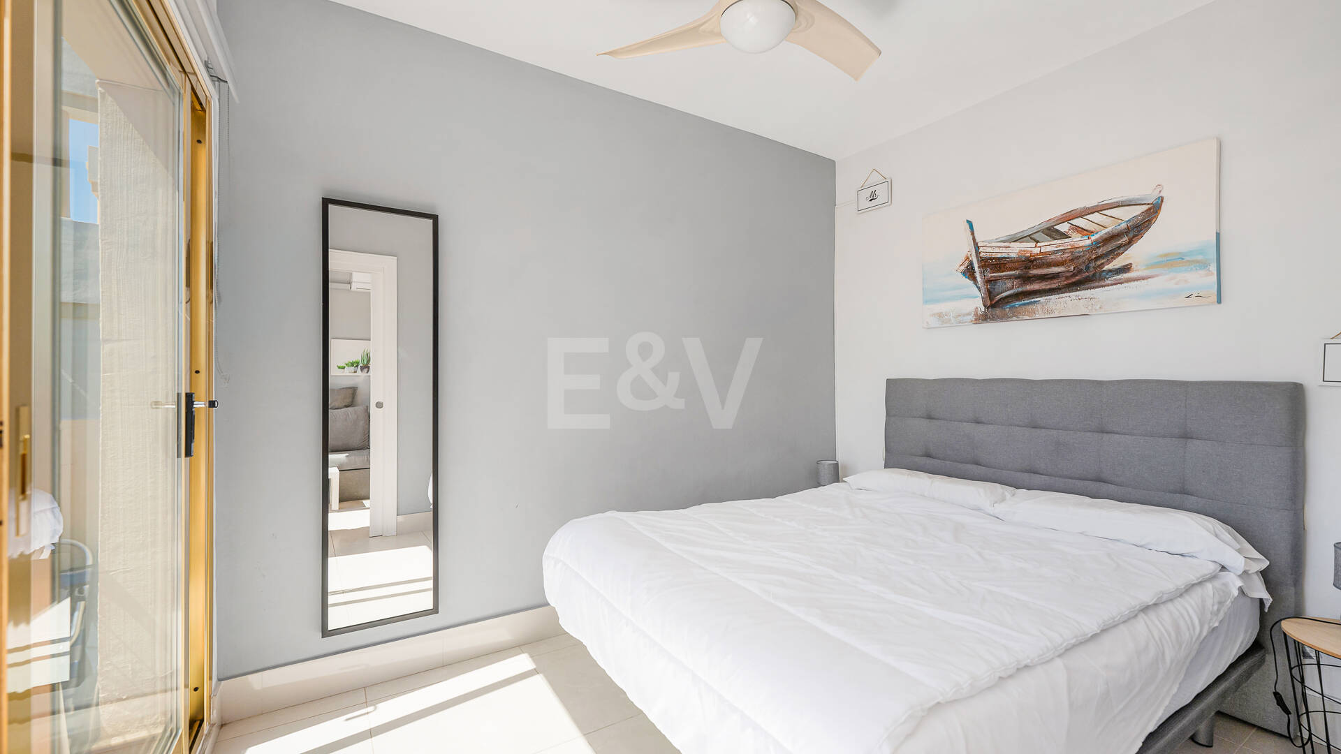 Apartamento con vista al mar, amplia terraza y comodidades estilo resort