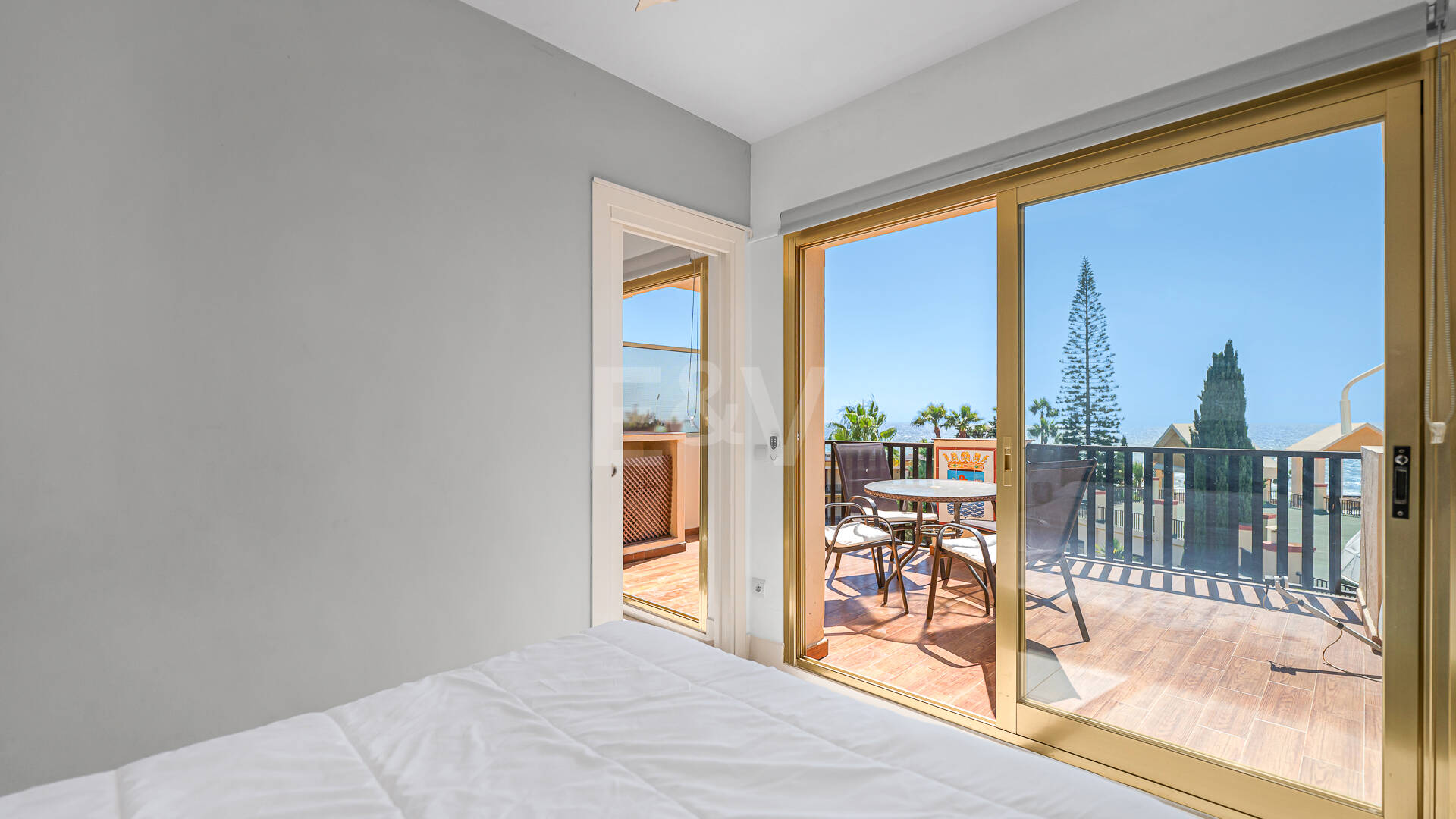 Apartamento con vista al mar, amplia terraza y comodidades estilo resort