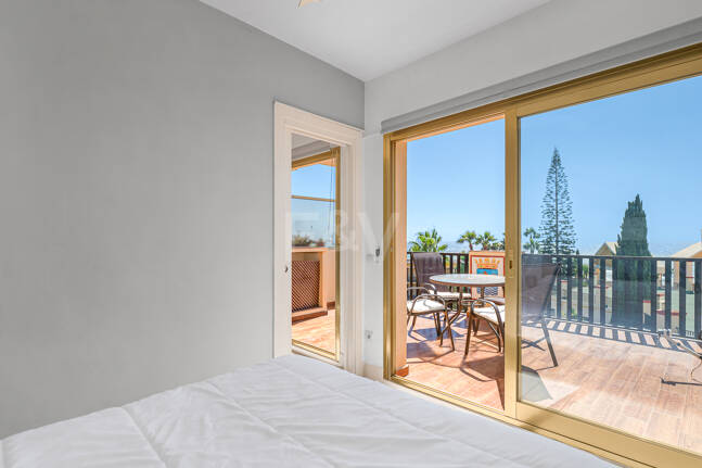 Apartamento con vista al mar, amplia terraza y comodidades estilo resort