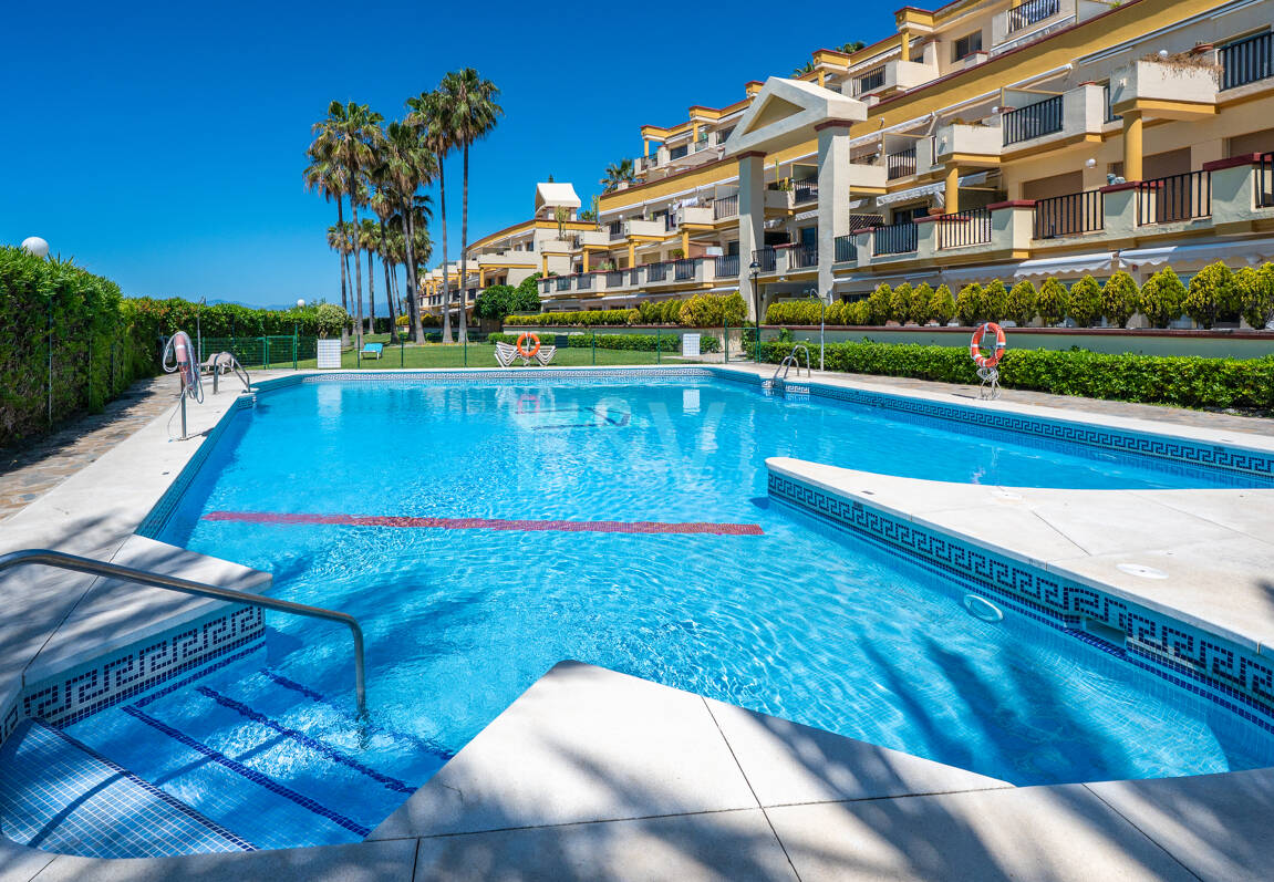 Apartamento con vista al mar, amplia terraza y comodidades estilo resort