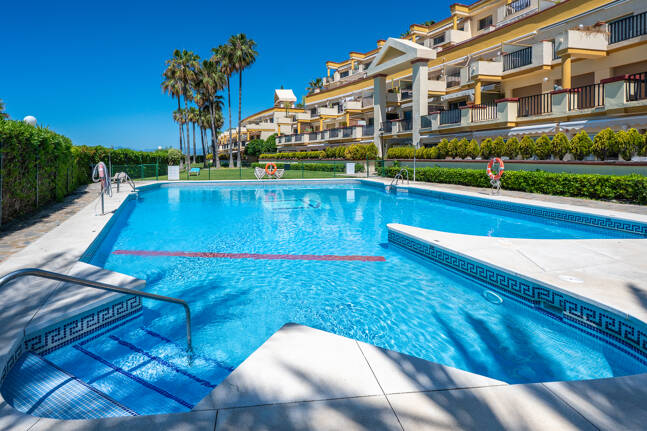 Apartamento con vista al mar, amplia terraza y comodidades estilo resort