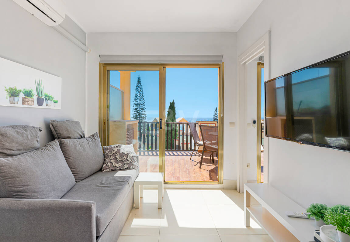 Apartamento con vista al mar, amplia terraza y comodidades estilo resort
