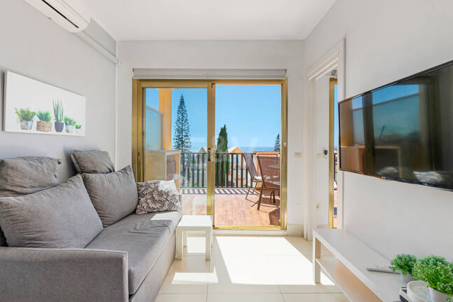 Apartamento con vista al mar, amplia terraza y comodidades estilo resort