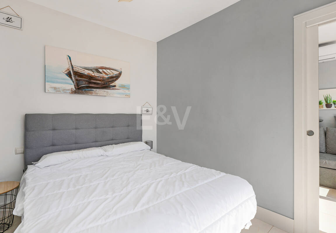 Apartamento con vista al mar, amplia terraza y comodidades estilo resort