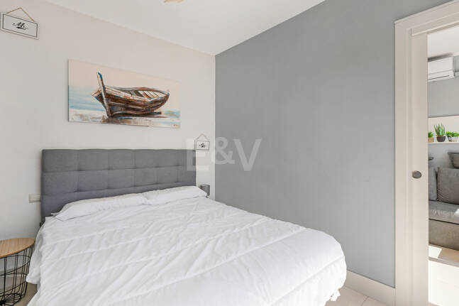 Apartamento con vista al mar, amplia terraza y comodidades estilo resort