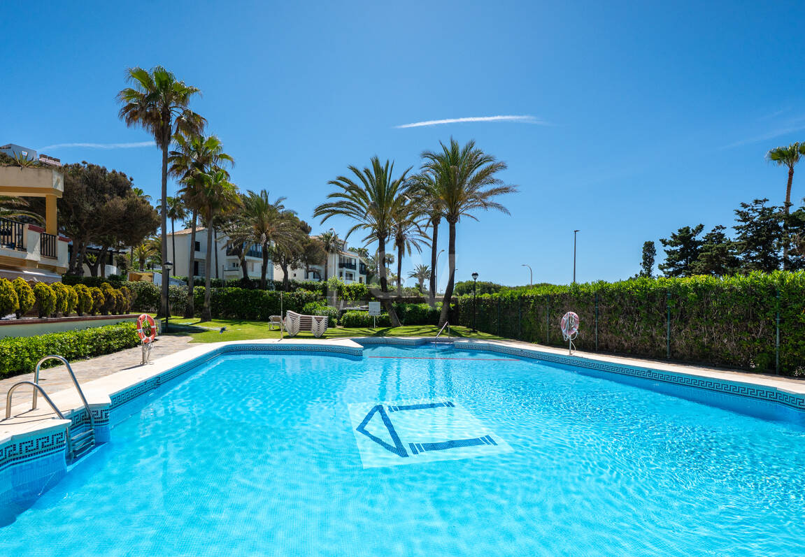 Apartamento con vista al mar, amplia terraza y comodidades estilo resort