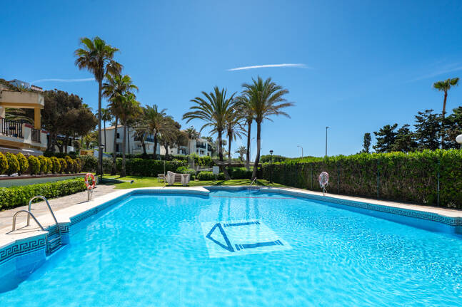 Apartamento con vista al mar, amplia terraza y comodidades estilo resort