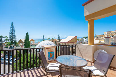 Apartamento con vista al mar, amplia terraza y comodidades estilo resort