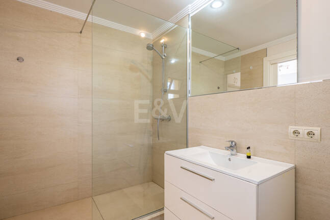 Apartamento con vista al mar, amplia terraza y comodidades estilo resort