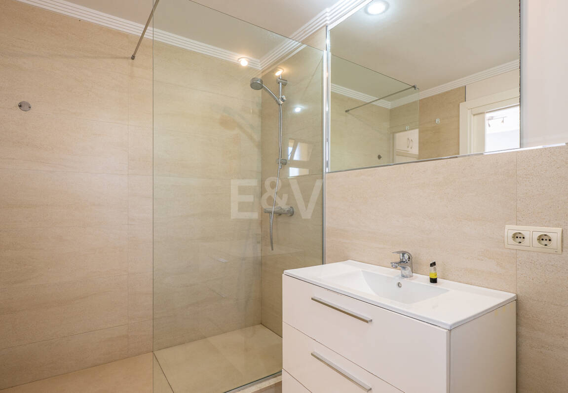 Apartamento con vista al mar, amplia terraza y comodidades estilo resort