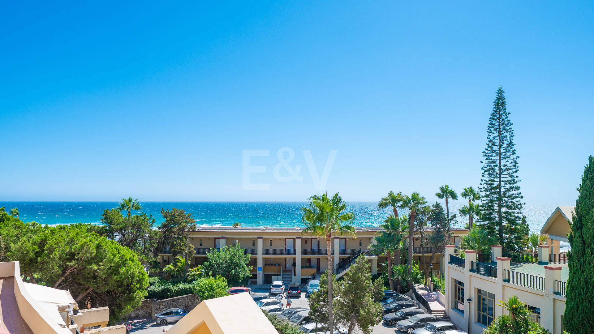 Apartamento con vista al mar, amplia terraza y comodidades estilo resort