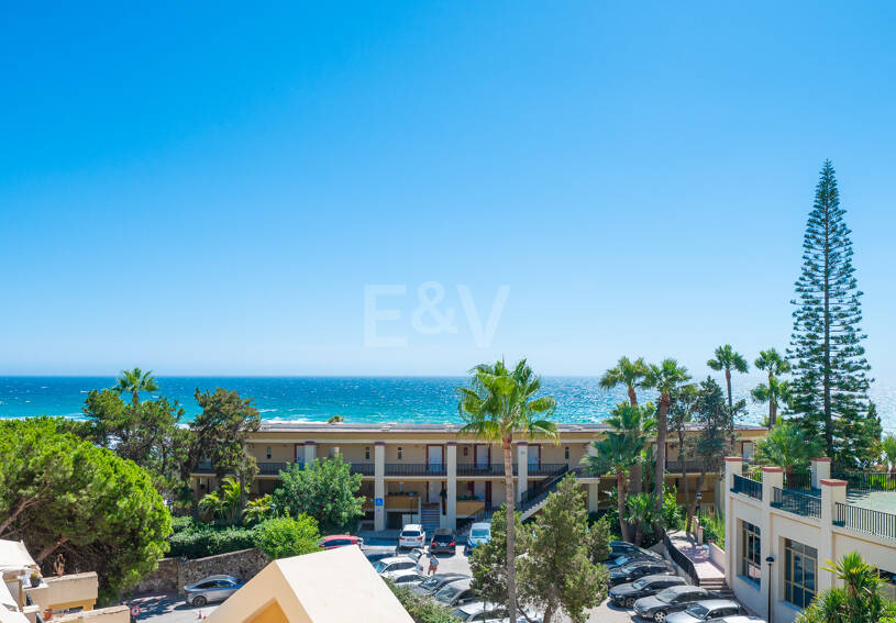 Apartamento con vista al mar, amplia terraza y comodidades estilo resort